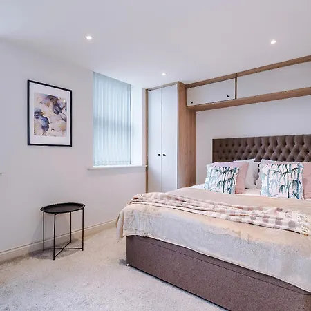 King Bed Premium Leeds (West Yorkshire)